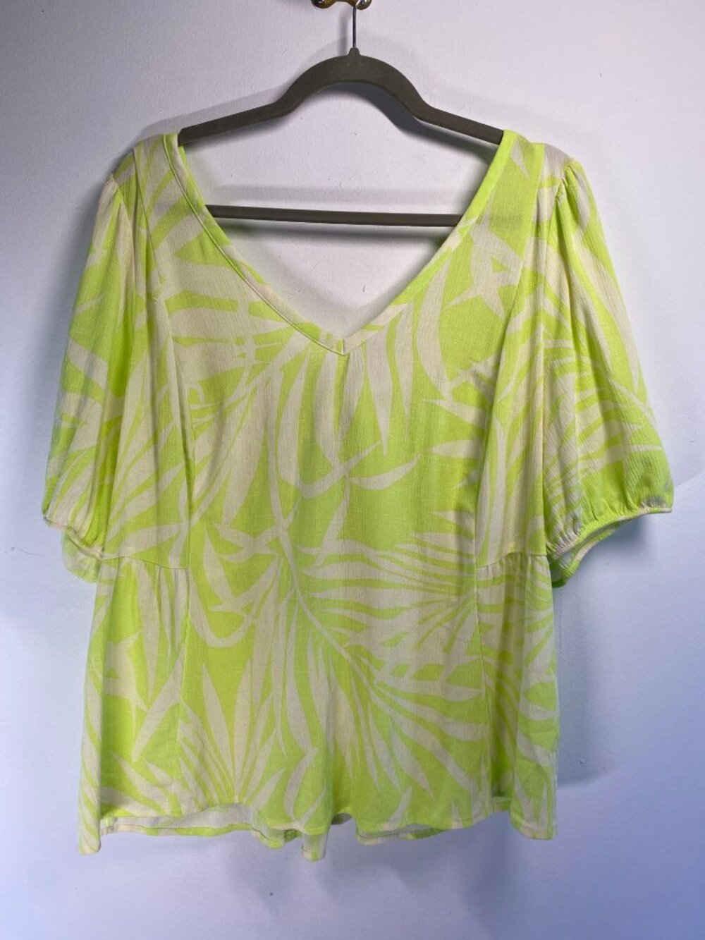 Torrid Womens Size 2 Tropical Print V-Neck Blouse With Bra Friendly Tie Back